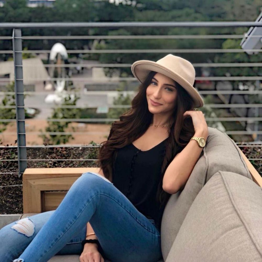 Meet your Posher, Leeda